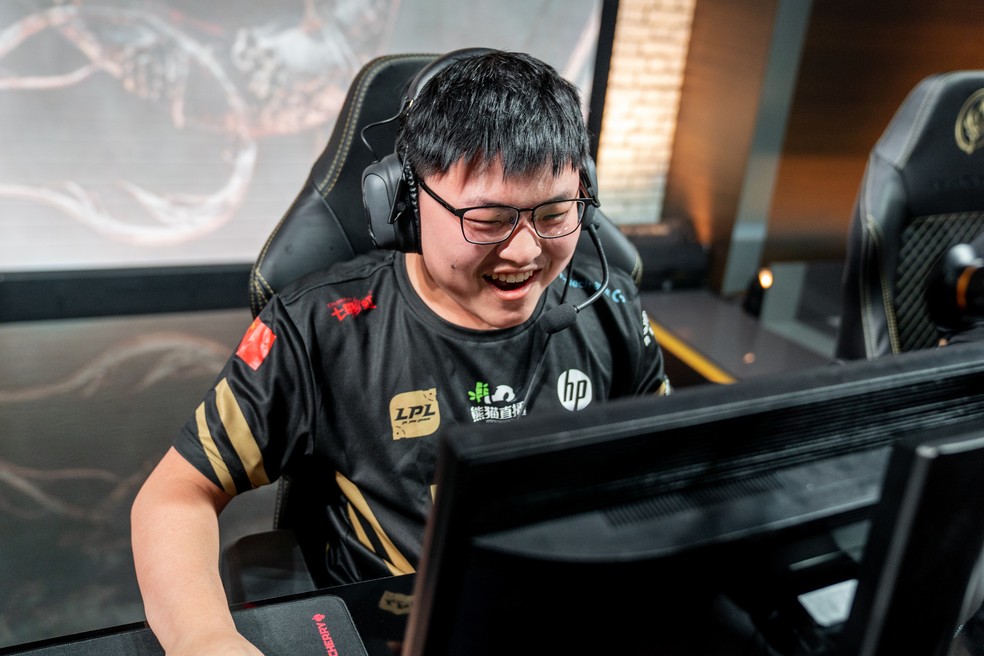 Uzi comemora vitória da Royal Never Give Up — Foto: Riot Games/Divulgação