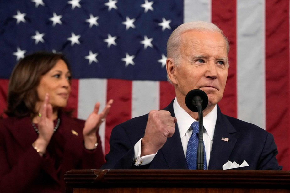 O presidente dos Estados Unidos, Joe Biden, em discurso sobre o Estado da União nesta terça-feira; ao fundo, a vice-presidente, Kamala Harris