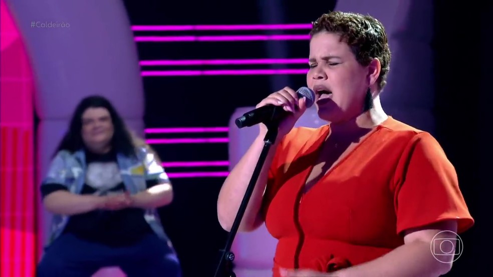 Lorena Freitas canta Marília Mendonça e emociona jurados do 'Caldeirola' — Foto: Globo