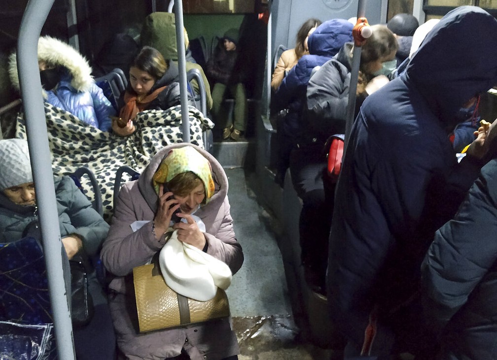 Mulheres e criana esperam dentro de um nibus para serem evacuadas para a Rssia em meio  crise em Donetsk, territrio controlado por insurgentes pr-Rssia, no leste da Ucrnia, em 18 de fevereiro de 2022.  Foto: AP Foto/Alexei Alexandrov
