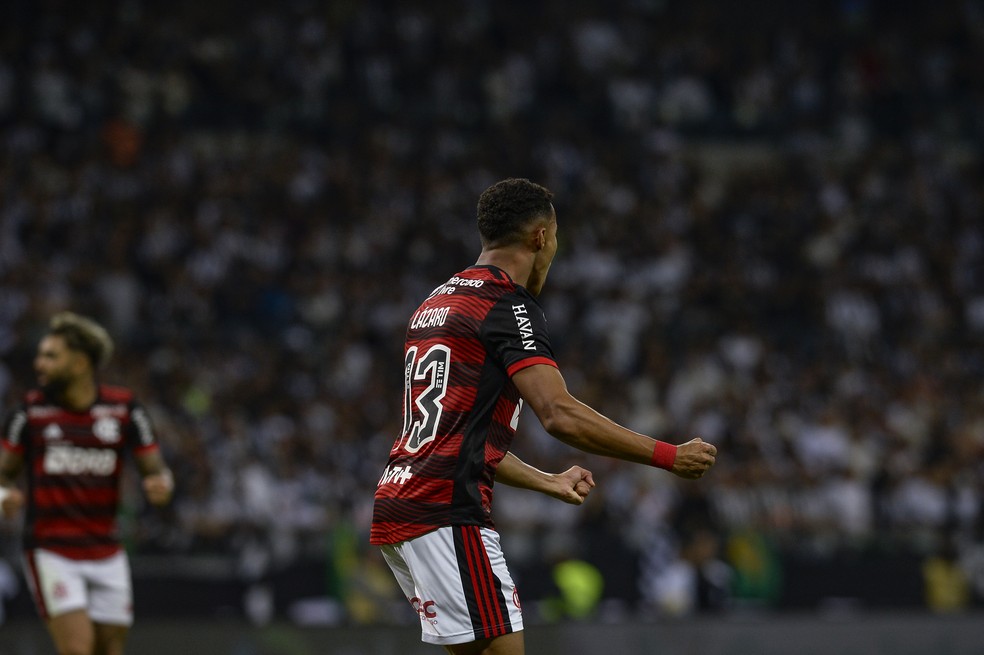 Lázaro cerra os punhos para comemorar o gol do Flamengo contra o Galo no Mineirão — Foto: Marcelo Cortes/Flamengo