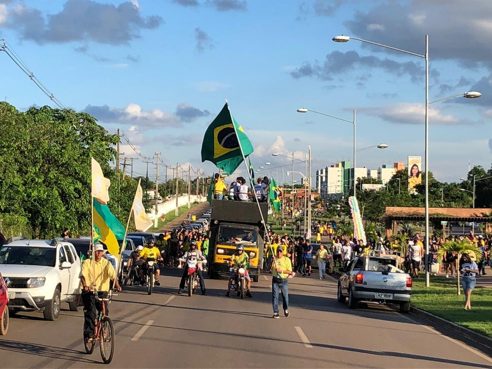 PORTO VELHO, RO, 17h20: Passeata em favor do governo Bolsonaro neste domingo (26) — Foto: Marisson Dourado/CBN
