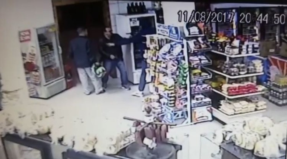 Imagens do circuito interno mostram conflito de suspeito com PM (Foto: PM/Divulga&ccedil;&atilde;o)