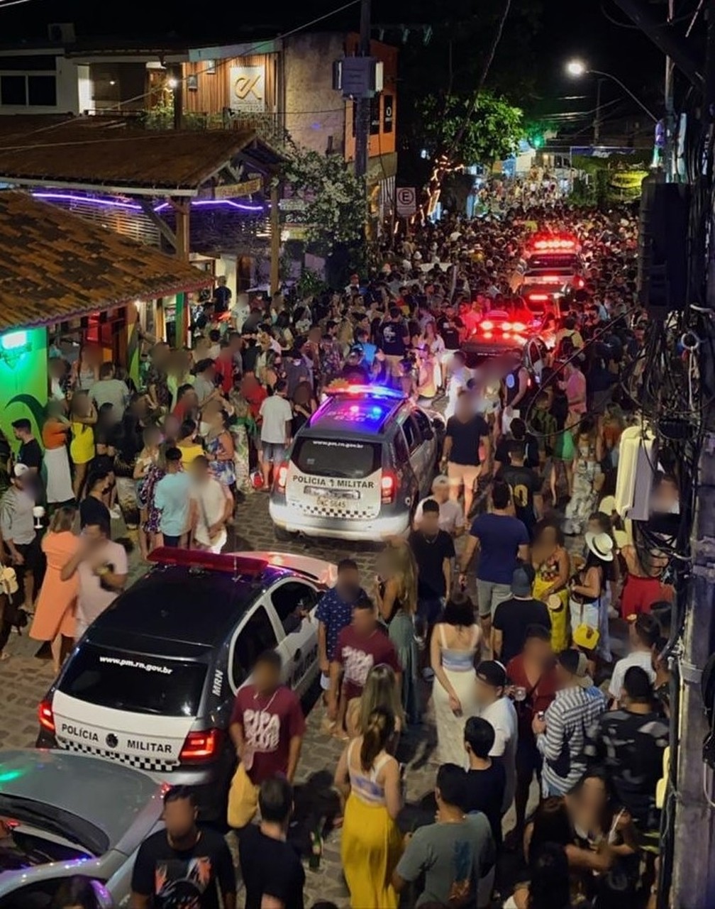 6 de setembro - Multidão se aglomera na Praia da Pipa, em Tibau do Sul — Foto: Redes sociais