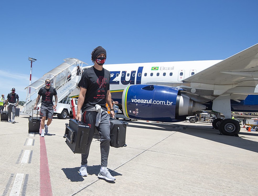 David Luiz em desembarque no Uruguai — Foto: Divulgação - Alexandre Vidal/Flamengo