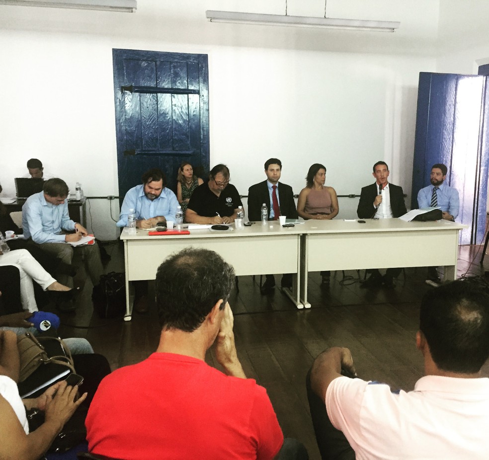 Guilherme Meneghin ao centro da mesa na época do desastre — Foto: Guilherme Meneghin/Arquivo Pessoal