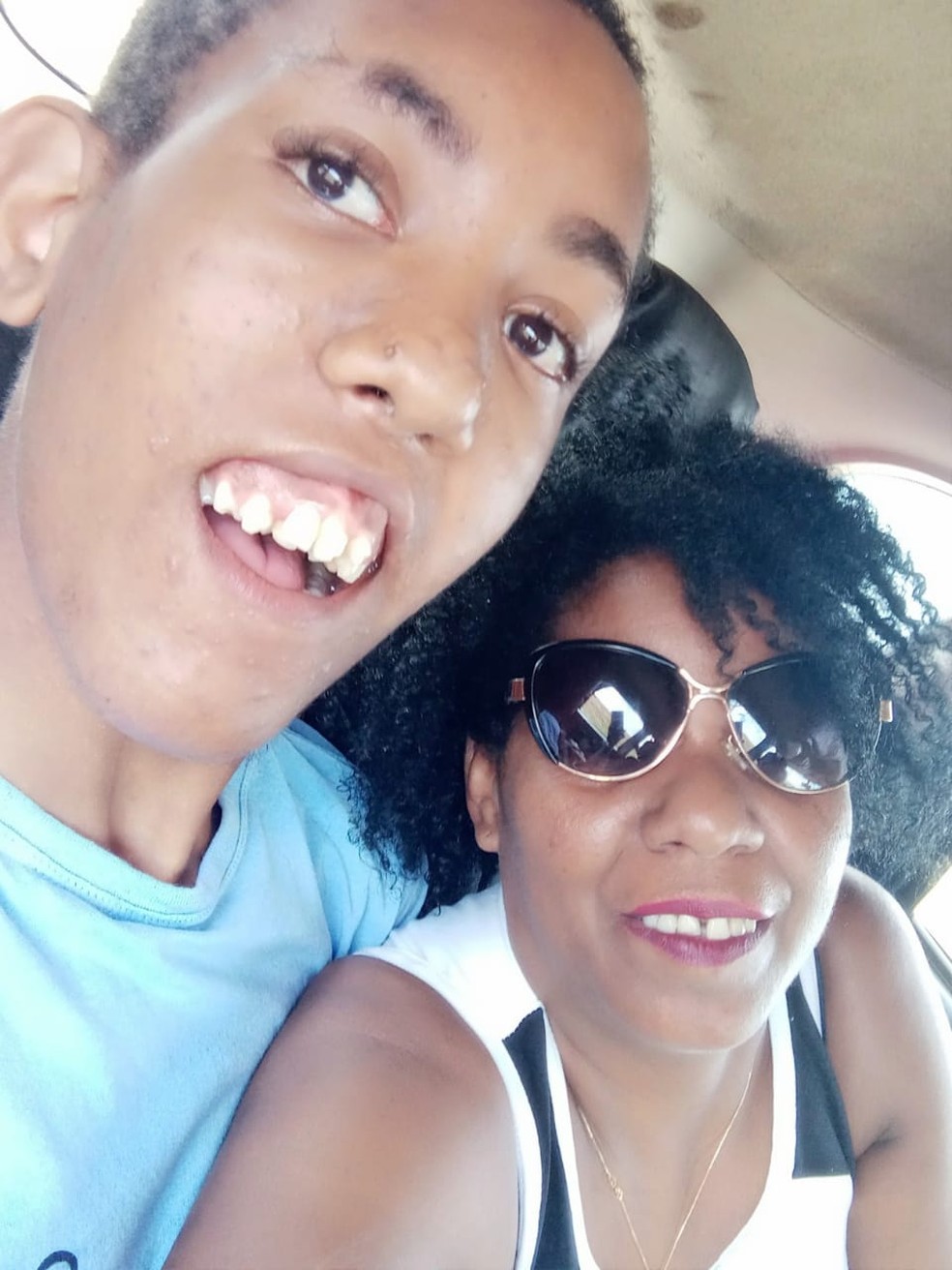 Sandra com o filho a caminho da escola em MS — Foto: Sandra Inácio/Arquivo Pessoal