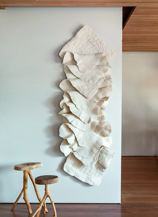 Na parede branca, se sobressai a escultura de lã tridimensional da artista plástica Inês Schertel (Foto: Fran Parente / Divulgação)