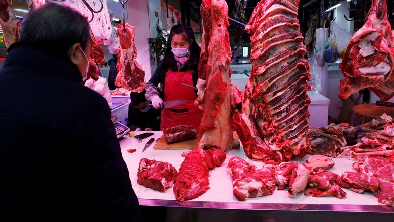Açougue em Pequim, na China; importações de carne do país atingiram recorde em 2020 (Foto: Tingshu Wang/Reuters)