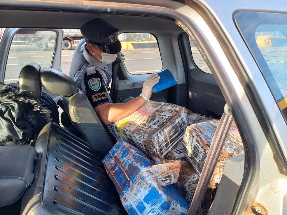 Polícia apreende mais de 150 kg de maconha dentro de carro em rodovia de Porangaba — Foto: Polícia Rodoviária/Divulgação
