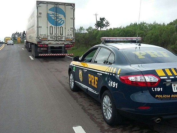 Assaltantes não chegaram a abrir compartimento de carga (Foto: Divulgação/PRF)
