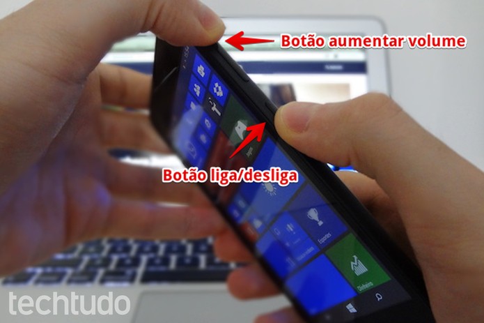 Tirando print da tela do Lumia 535 (Foto: Helito Bijora/TechTudo)