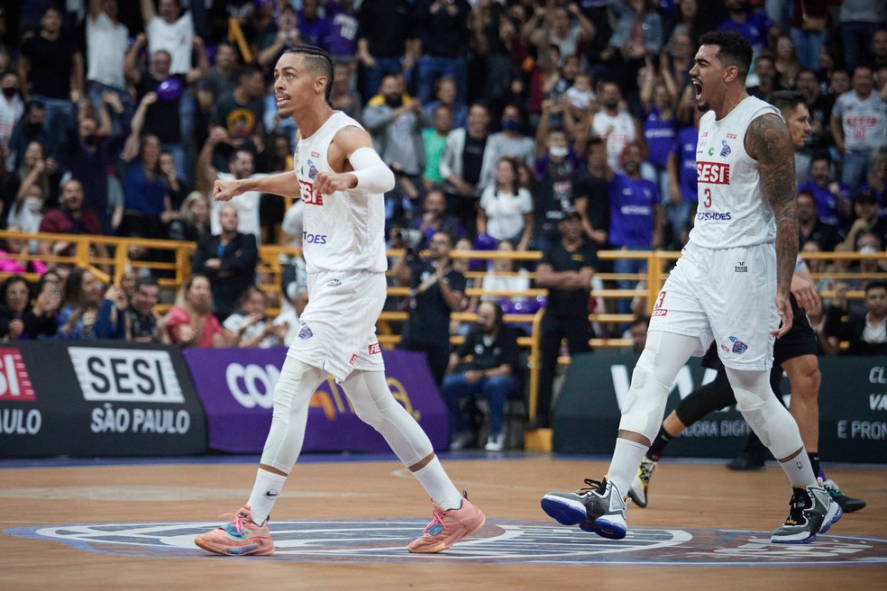 Adyel e M&aacute;rcio, jovens do Franca Basquete, se destacaram na decis&atilde;o do NBB &mdash; Foto: Marcos Limonti/Sesi Franca