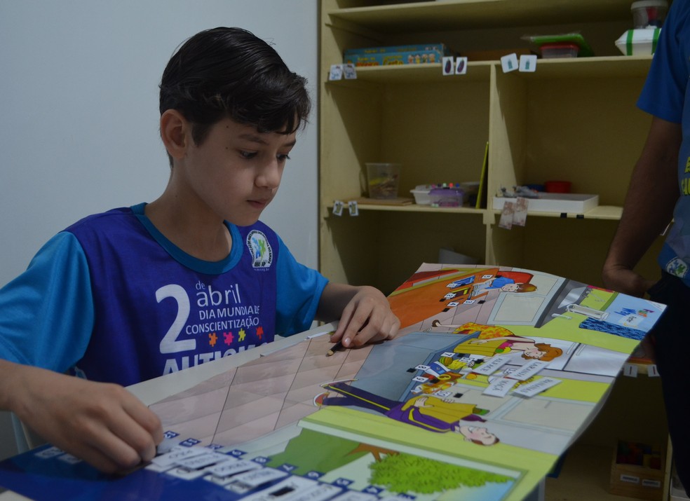 Maurício Martins, de 11 anos, é o filho mais velho de Adely (Foto: Fabiana Figueiredo/G1)