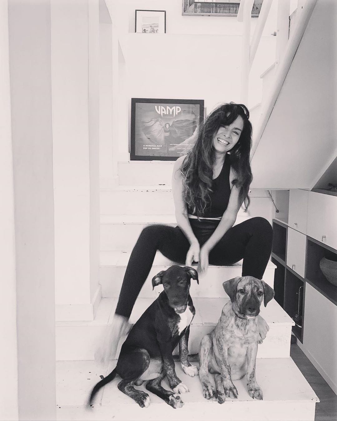 Claudia Ohana e os cachorros (Foto: reprodução/instagram)