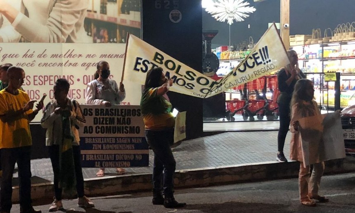 VÍDEO: apoiadores de Bolsonaro protestam em Divinópolis em evento com a presença de Kalil, pré-candidato ao governo de Minas e apoiador de Lula