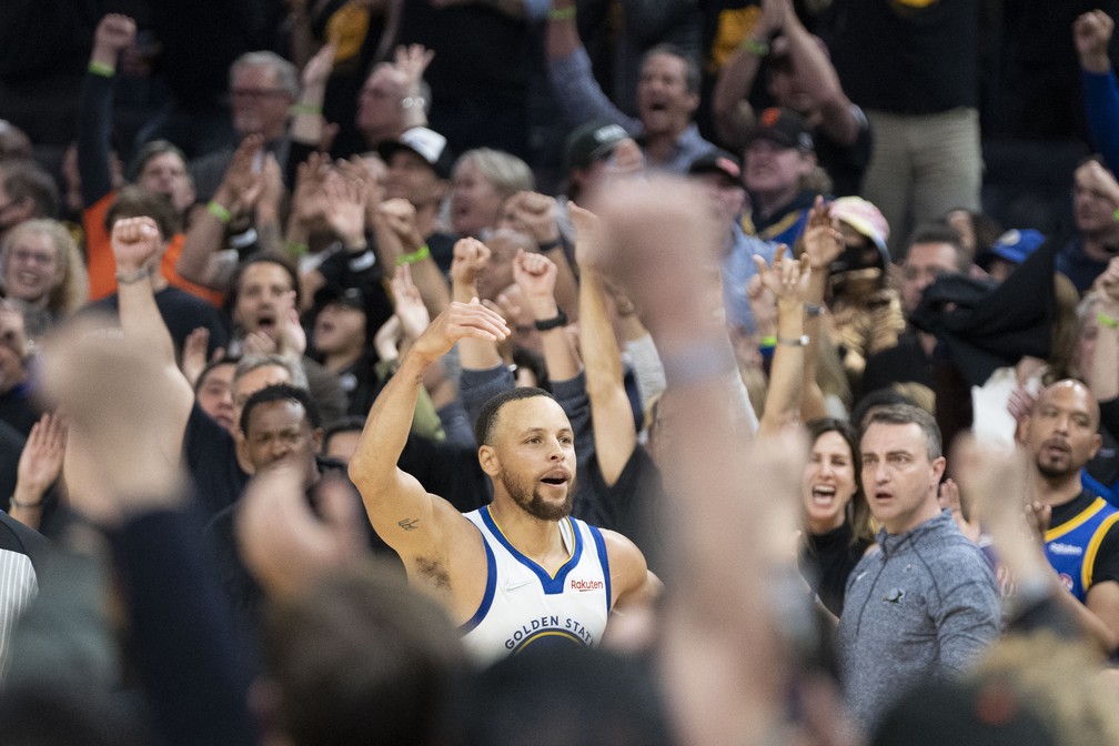 Stephen Curry comemora com a torcida — Foto: Kyle Terada-USA TODAY Sports
