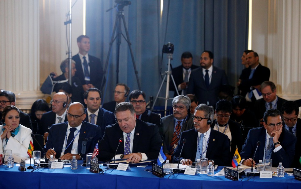 O americano Mike Pompeo e ministros de outros países participam da Assembleia Geral da OEA nesta segunda (4) (Foto: Reuters/Leah Millis)