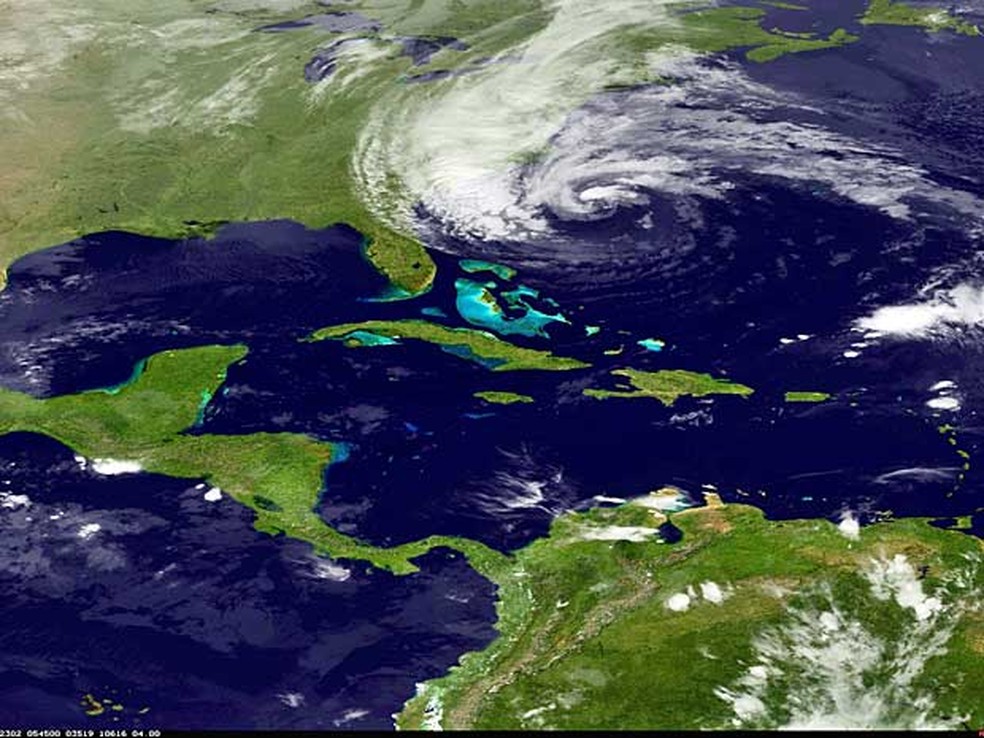 Imagem mostra o furacão Sandy na costa leste dos Estados Unidos. — Foto: NOAA / AP Photo