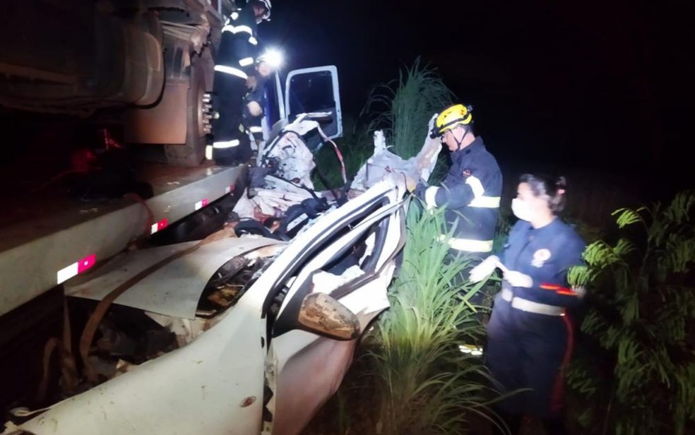 Bombeiros tentam resgatar vítimas de acidente em Itumbiara  — Foto: Divulgação/Corpo de Bombeiros