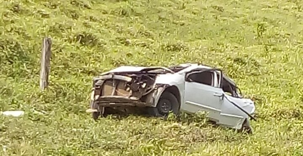 Segundo polícia, motorista teria perdido o controle do veículo, saído da estrada e capotado (Foto: Arquivo Pessoal)