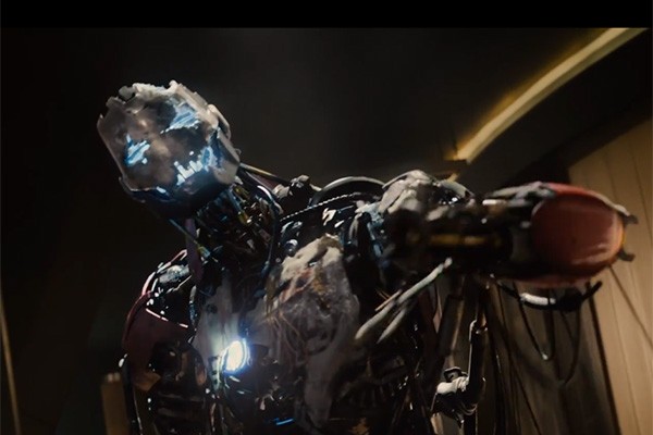 James Spader dá vida ao vilão Ultron em 'Vingadores: Era de Ultron' (Foto: Reprodução/Youtube)
