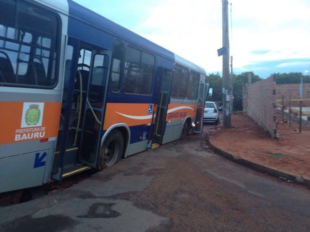 Os pneus do ônibus ficaram danificados após o acidente (Foto: Heloísa Casonato/G1)