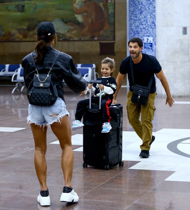 Zoe rouba a cena ao esbanjar simpatia em aeroporto com Sabrina Sato e Duda Nagle (Foto: Vítor Pereira/AGNEWS)