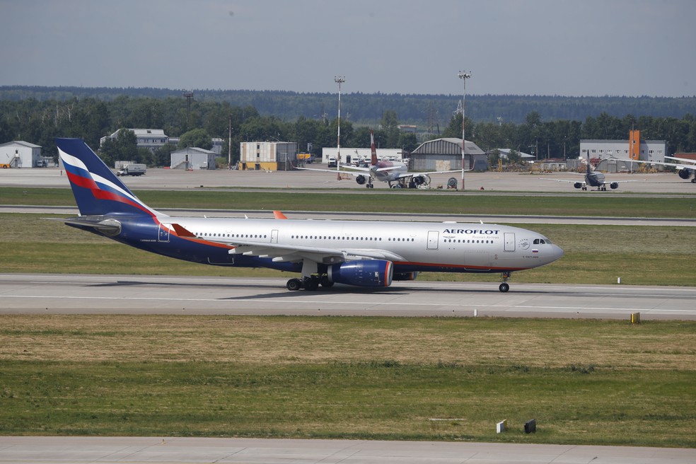 O avião Airbus A330 da Aeroflot taxia no aeroporto Sheremetyevo, em Moscou, na Rússia, em foto de arquivo de junho de 2013   — Foto: Sergei Ivanov/AP/Arquivo