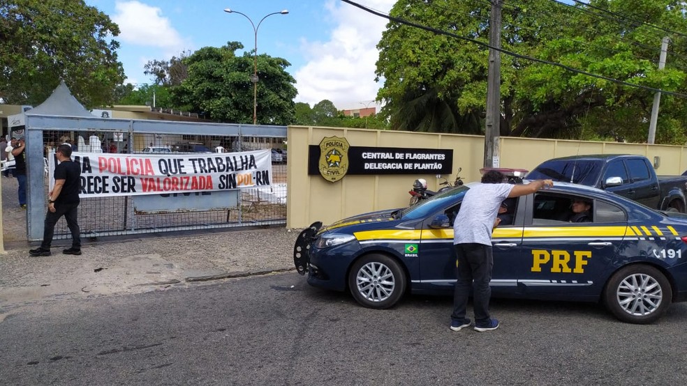 Policiais rodovi&aacute;rios chegaram com foragido da Justi&ccedil;a na Central de Flagrantes em Natal e DP estava fechada &mdash; Foto: Assessoria Sinpol