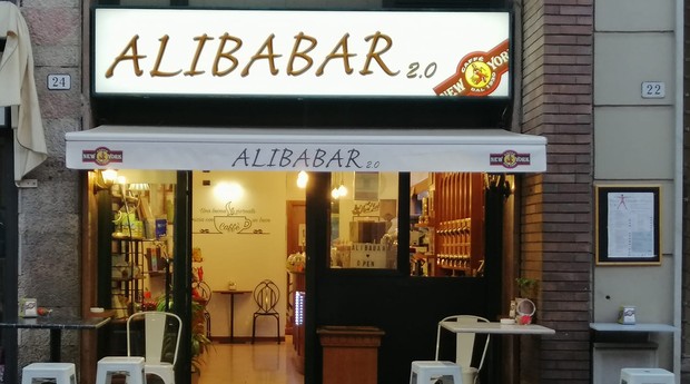 Fachada do Alibabar: estabelecimento oferecereu emprego para pessoa que roubou croissant (Foto: Reprodução/Facebook)