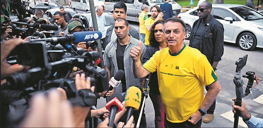 Bolsonaro é cercado por jornalistas na chegada ao seu local de votação, na Zona Norte do Rio
