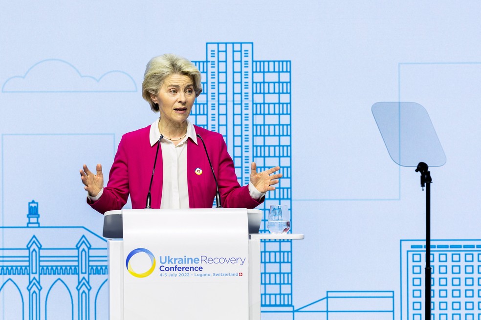 Presidente da Comiss&atilde;o Europeia, Ursula Von der Leyen, durante discurso na Confer&ecirc;ncia de recupera&ccedil;&atilde;o da Ucr&acirc;nia &mdash; Foto: Michael Buholzer/Pool via REUTERS