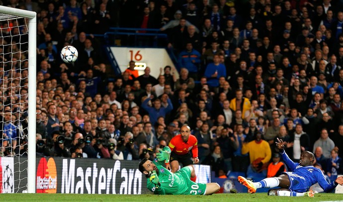 Demba Ba Chelsea x PSG (Foto: Reuters)