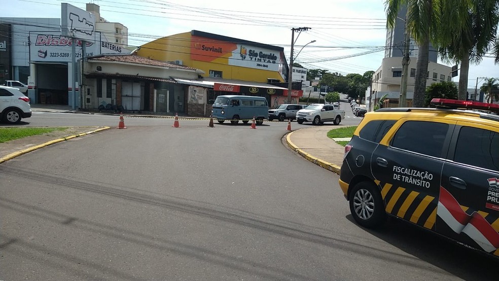 Avenida 14 de Setembro foi interditada para a remoção do veículo da rotatória — Foto: Semob