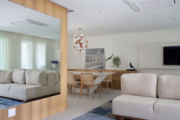 Móvel de madeira une sala de estar e jantar em apartamento jovem no Rio (Foto: Denilson Machado/ MCA Estúdio)