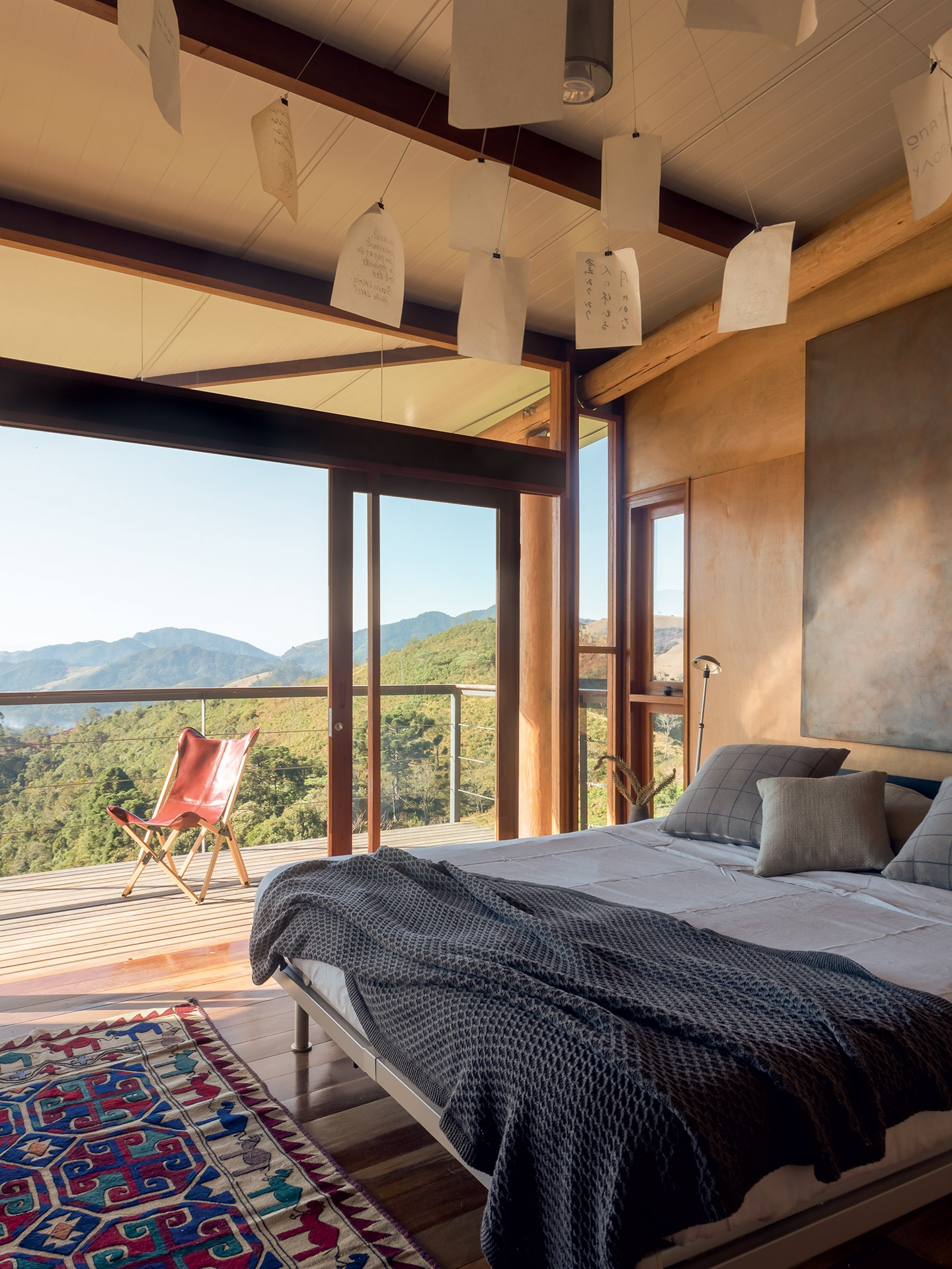 Casa de campo tem estrutura de madeira e vista de 180º para a paisagem do entorno (Foto: Wesley Diego Emes)