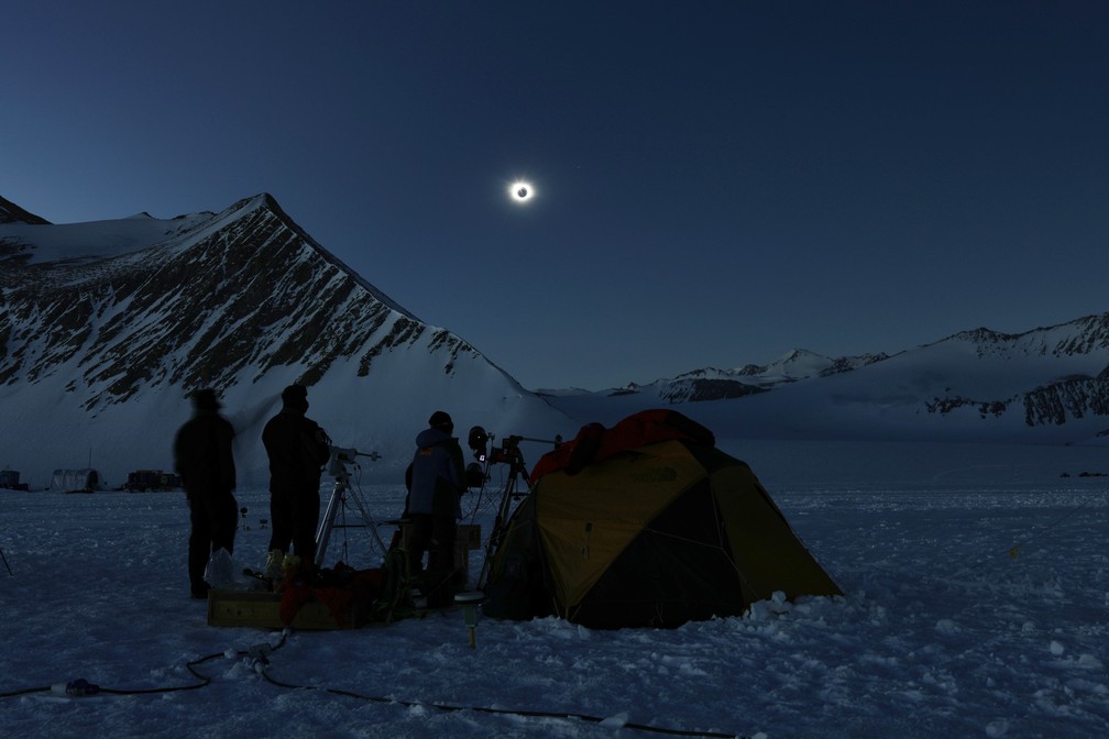 4 de dezembro - Pessoas observam um eclipse solar total do acampamento Polar Union Glacier, na Antártica    — Foto: Felipe Trueba/Imagen Chile via AP