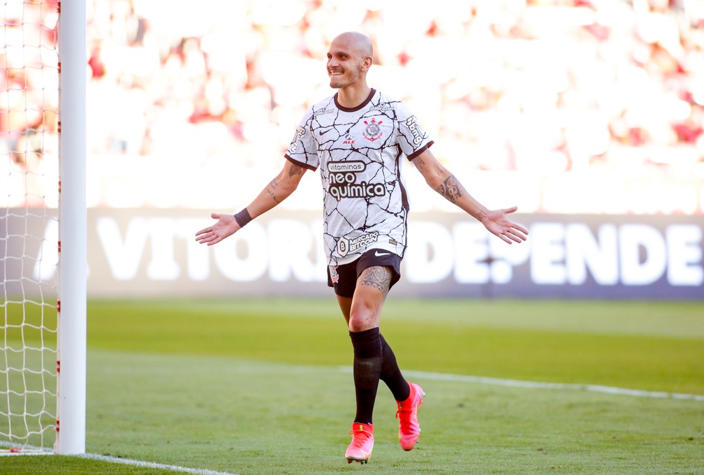 GOOOOOOOOOOOOL! Fabio Santos abre o placar para o Timão