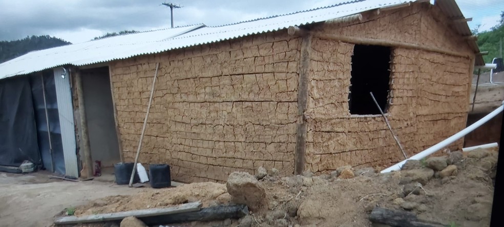 Chacina em casebre no sul da Bahia — Foto: Kátia Petersen/TV Santa Cruz