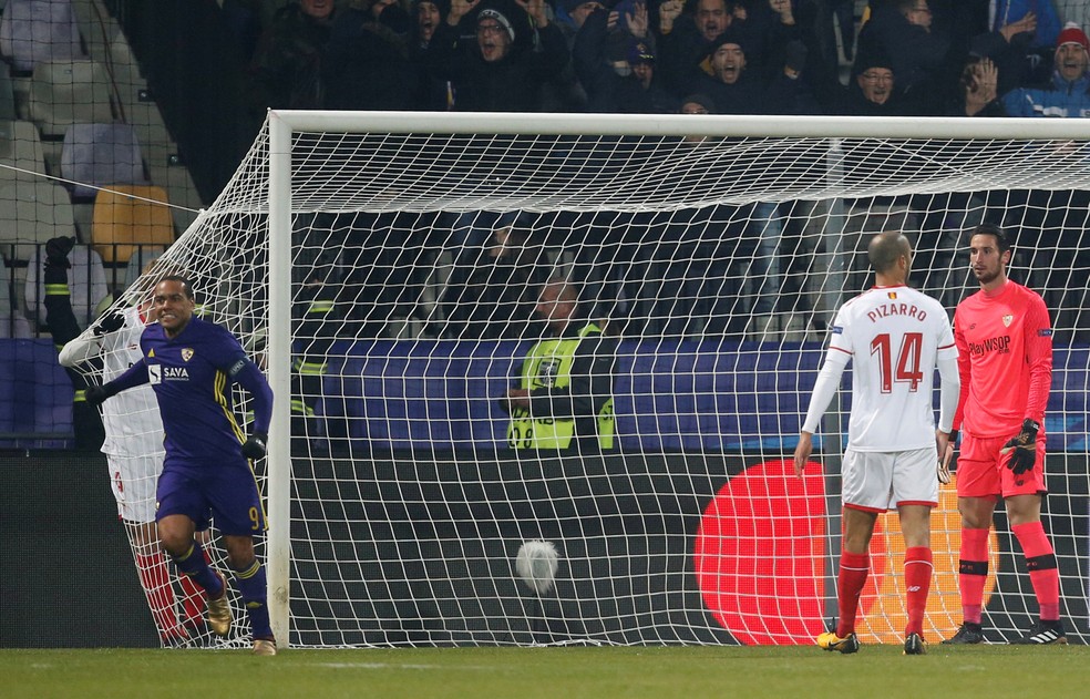 O brasileiro Marcos Tavares comemora após fazer o gol do Maribor (Foto: REUTERS/Srdjan Zivulovic)
