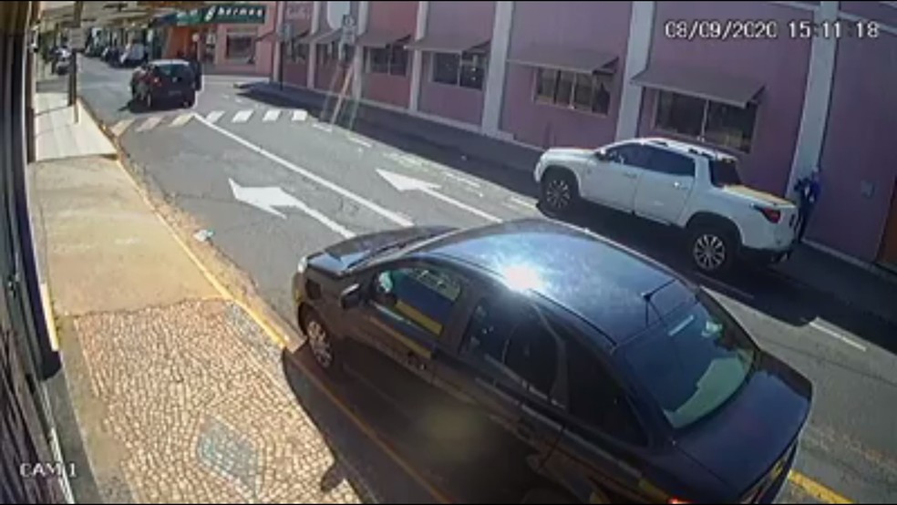 Criminoso abordou vítima que dirigia um carro em Votuporanga — Foto: Reprodução/Câmera de segurança