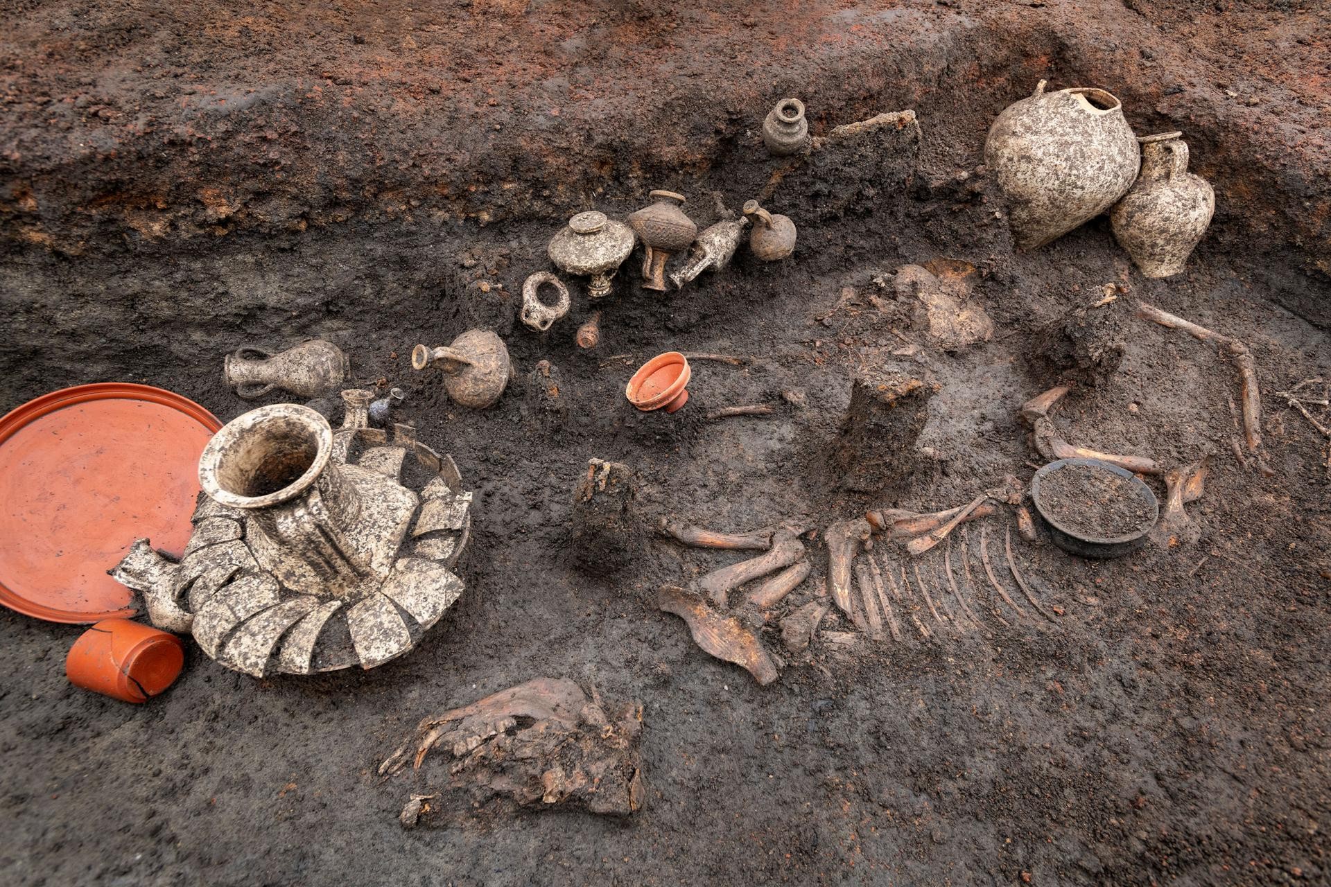 Alguns dos objetos encontrados na cova onde a criança foi enterrada (Foto: Denis Gliksman/Inrap)