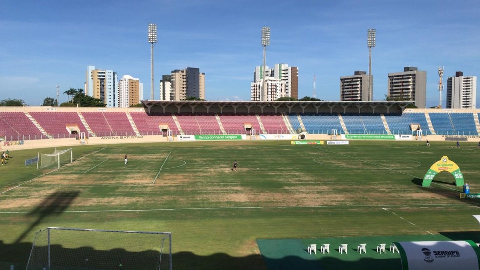 Gramado Arena Batistão, em Aracaju, passa por tratamento — Foto: Guilherme Fraga/TV Sergipe