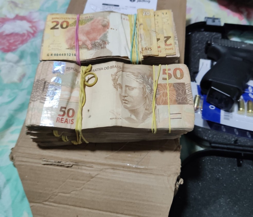 Dinheiro apreendido durante operação Poderoso Chefão, nesta quinta-feira (17) — Foto: PCDF/Divulgação