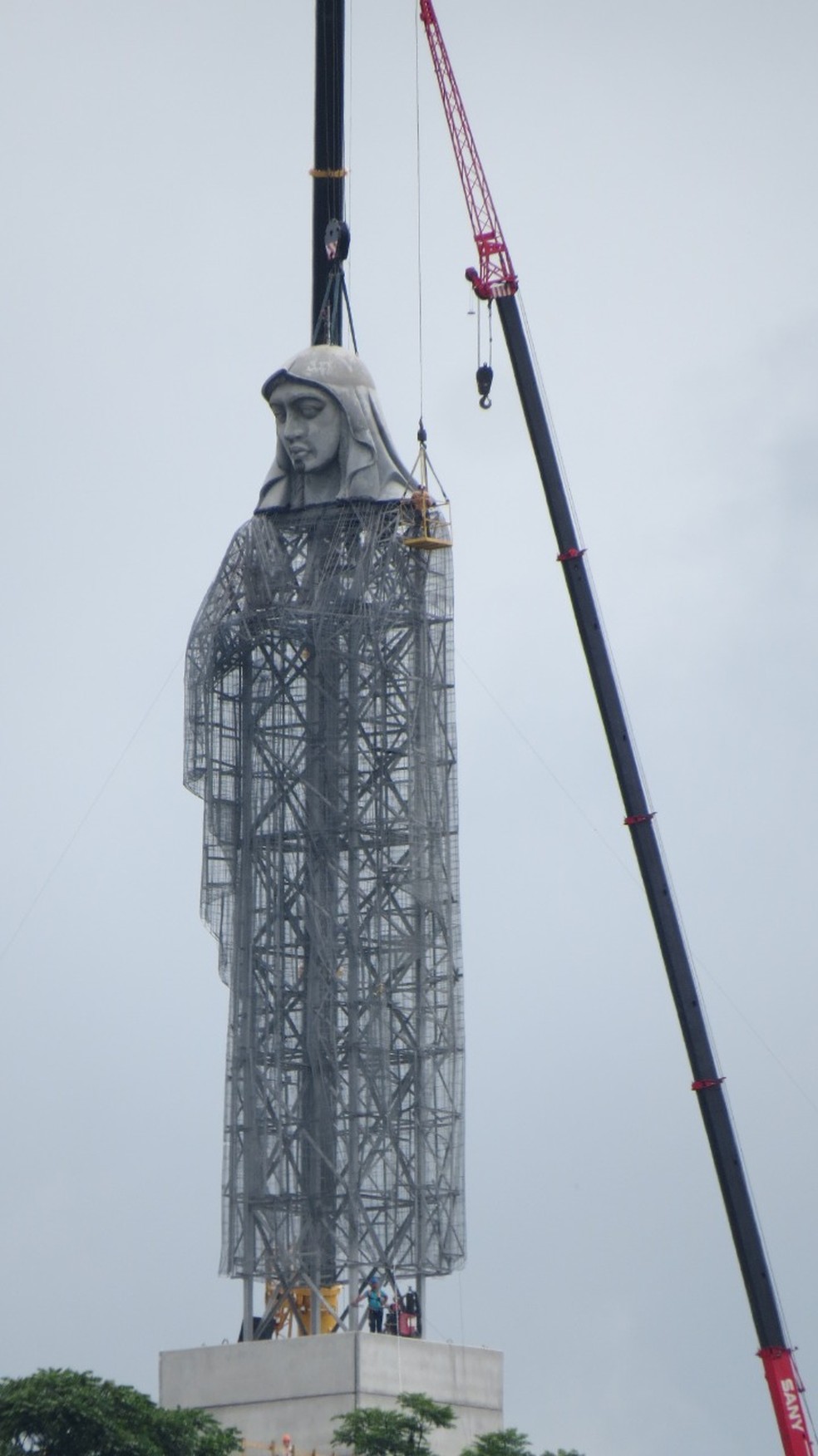 Estátua de Nossa Senhora de Lourdes em construção em Ituporanga — Foto: RádioSintonia/Divulgação