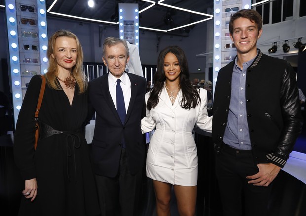 Rihanna com Delphine Arnault, Bernard Arnault e Alexandre Arnault, a família no comando do grupo LVMH (Foto: Getty Images)