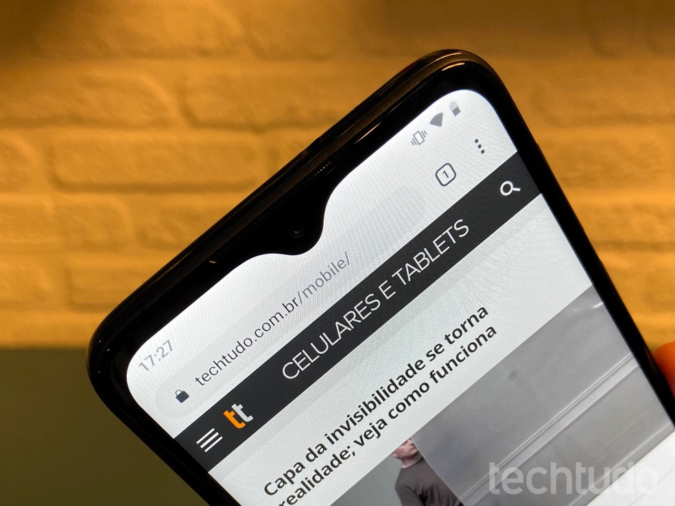 Motorola One Macro tem parte frontal moderna, mas tela tem baixa resolução (HD+) — Foto: Thássius Veloso/TechTudo