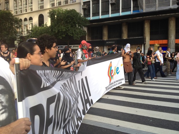 Grupo de mascarados se misturou a professores no protesto (Foto: Lívia Torres/G1)