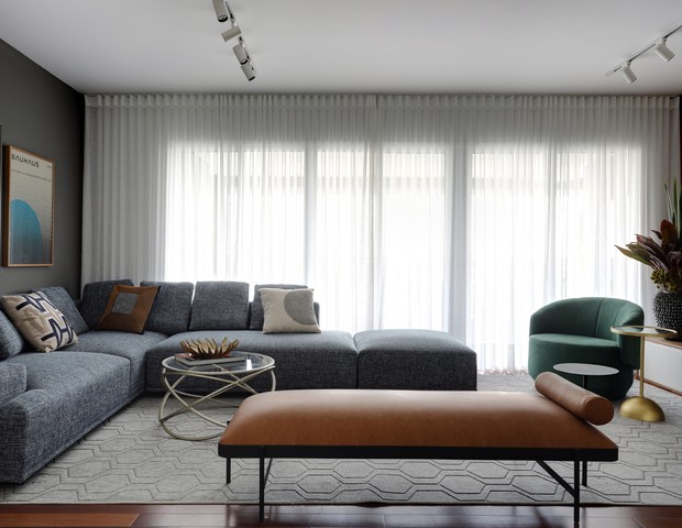Apartamento de 160 m² exibe décor renovado com móveis elegantes e texturas diversas (Foto: Marco Antonio )